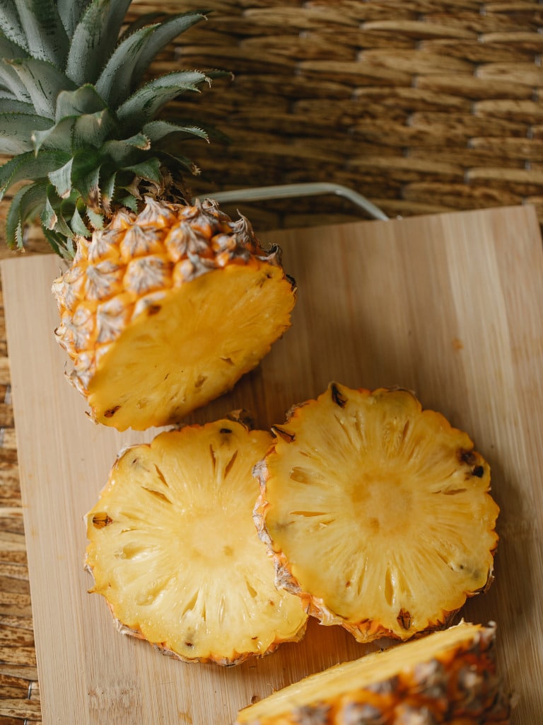 Ananas enthält 59 Kalorien je 100 Gramm.