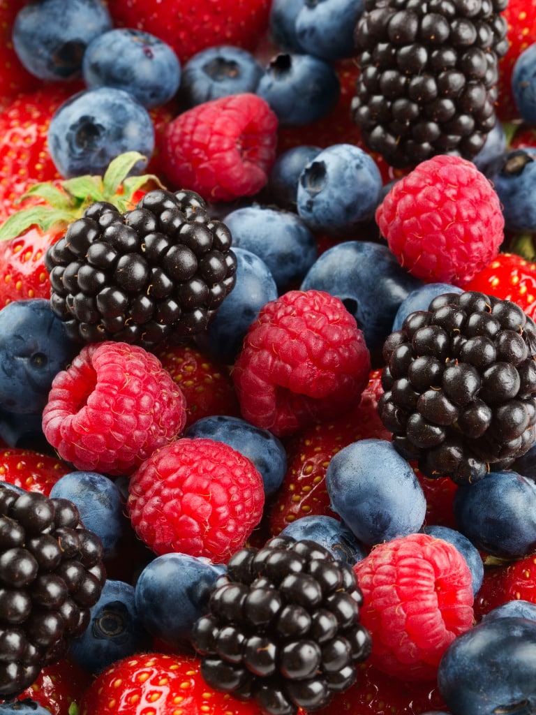 Erdbeeren, Himbeeren und Heidelbeeren enthalten jeweils nur 36, 43 und 46 Kalorien pro 100 Gramm